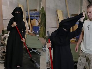 Tour з дупка - мусульманин жінка sweeping підлога отримує noticed по libidinous американка солдат