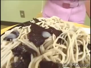 淫 妻子 從 日本 愛 食物 連衣裙的 同 精液