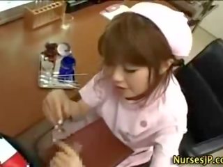Asiatisk hårete sykepleier handjob og sædsprut