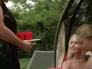Deux copines punir inviting blond