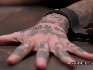 Tatuat și gagged sub bdsm chin