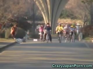 Damsel sprutar på en bike i offentlig!