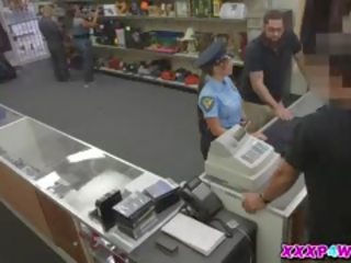 Sweetheart politie officier hocks haar pistool