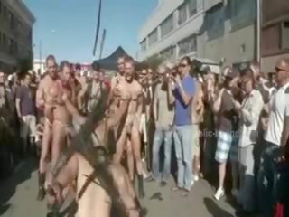 Publiczne plaza z obnażony mężczyźni prepared na dzikie coarse violent gej grupa seks klips
