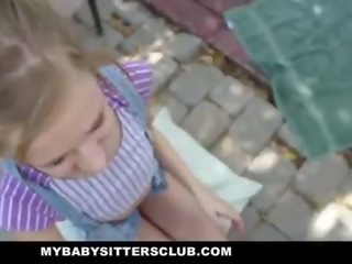 Mybabysittersclub - sīka auguma mazulis sitter noķerti masturbācija