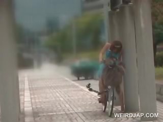 아시아의 인형 승마 그만큼 bike 물총 모든 그녀의 고양이 주스