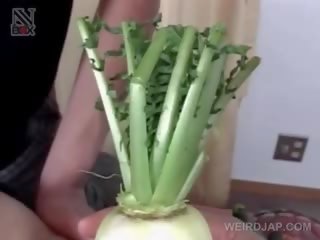 เปล่า เอเชีย วัยรุ่น ได้รับ ขนดก twat ตอก ด้วย vegetables