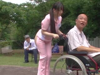 Titruar e çuditëshme japoneze gjysmë lakuriq caregiver jashtë