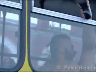 Pazzo daring pubblico autobus x nominale film azione in anteriore di amazed passengers e estranei da un coppia con un pendulo tesoro e un giovanotto con grande cazzo fare un pompino e un vaginale rapporto in un locale transportation