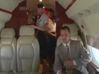 Rallig stewardesses saugen ihre kunden schwer putz auf die ebene