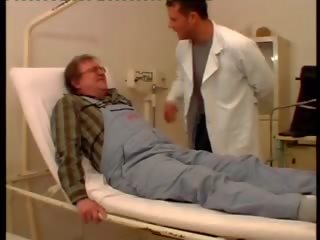 Joven enfermera danielle con viejo paciente, sexo película 51