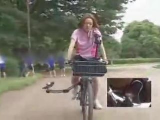 Japonesa gaja masturbava enquanto a montar um specially modified porcas filme bike!