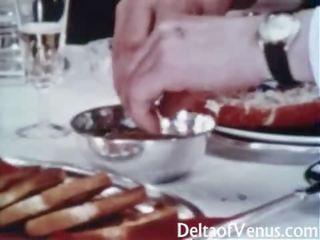 Vintage adult film 1960s - upslika diwasa brunette - table for three