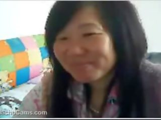 Middle-aged κινέζικο γυναίκα φιλμ μακριά από στήθη