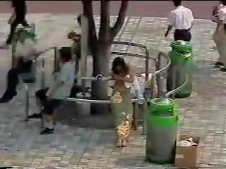 Schimbarea în the strada - japonez tineri prietena în public în primul rând parte