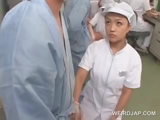 Coquin asiatique infirmière frottement son les patients affamé piquer