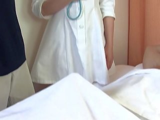 Азіатська медична practitioner трахає два youths в в лікарня