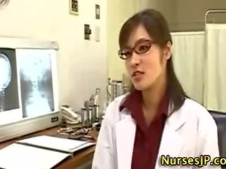 Aziatisch vrouw medisch persoon afrukken