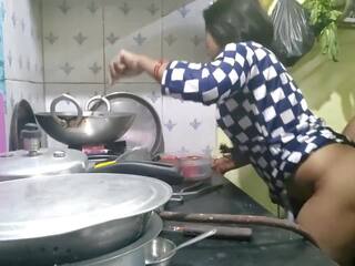 Indiano bhabhi cucinando in cucina e fratello in legge. | youporn