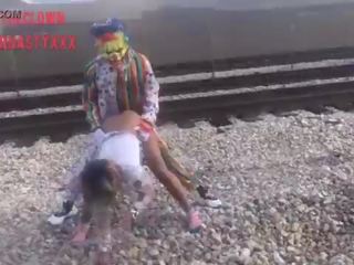 Klown pieprzy młody płeć żeńska na pociąg tracks