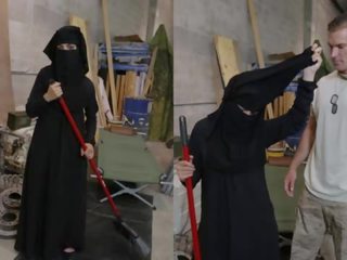 Tour of saalis - muslimi nainen sweeping lattia saa noticed mukaan haluten amerikkalainen sotilas