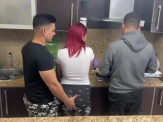 Esposa y su marido cocinando pero su amigo le mas mano një su esposa al lado de su marido cornudo ntr netorare