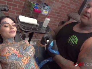Tiger lilly obtient une forehead tatou tandis que nu: gratuit adulte film 66
