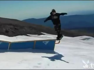 Великий badass дівчинки snowboarding в той час як оголена