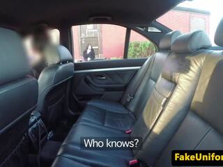 Pulled dögös uk vonás elemzett -ban rendőr autó