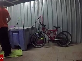 Engrasando la bicicleta y el coño de la gorda grabado salungat cámara oculta gui030