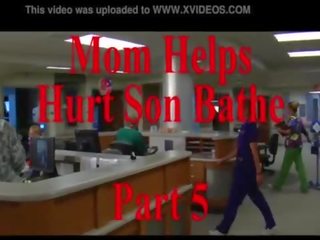 Mama helps bolieť syn bathe časť 5