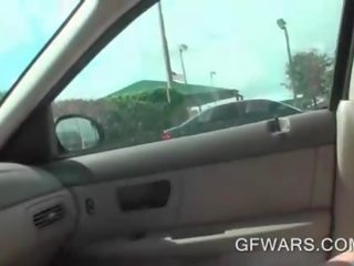 Nevainīgs blondīne sitieniem masīvs manhood uz a automašīna