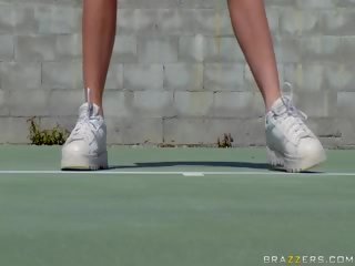 Tenis titties