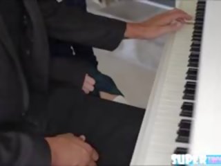 Charmant sammie tempt haar piano leraar