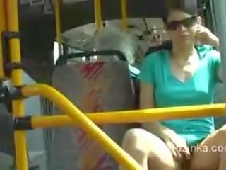 Zuzinka dotyky seba na a autobus