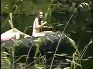 Trei mare fete nud fete în the jungla pe barca pentru peter vânătoare