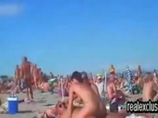 공공의 나체상 바닷가 진동하는 사람 더러운 비디오 표시 에 여름 2015
