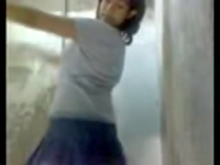 Мексиканська підліток танець і роздягання в ванна кімната