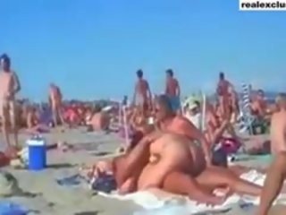 Public nud plaja partener schimbate murdar film în vara 2015