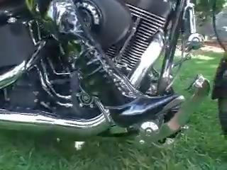 2 الفتيات revving motorcycle في الأحذية, حر بالغ فيلم ه ه