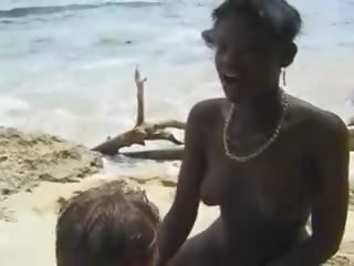Chlupatý afričan školačka souložit euro mladý žena v the pláž