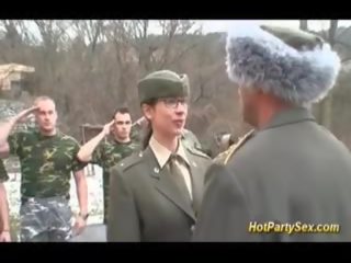 Військовий молодий любитель отримує soldiers сперма