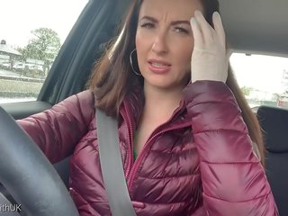 Brunette médical au volant maîtresse