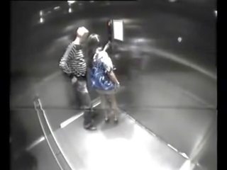 Hăng hái đam mê cặp vợ chồng quái trong thang máy - 