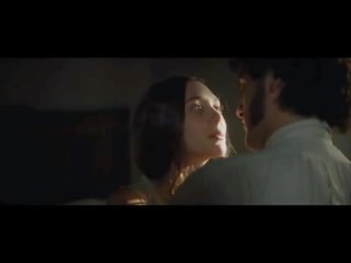 Elizabeth olsen vids some susu in bayan video scenes