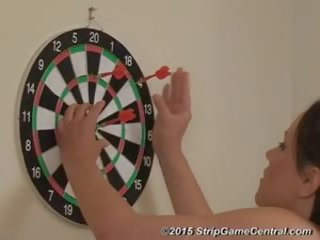 3 meitenes spēlēt noģērbšana darts, bezmaksas angļi xxx video a9